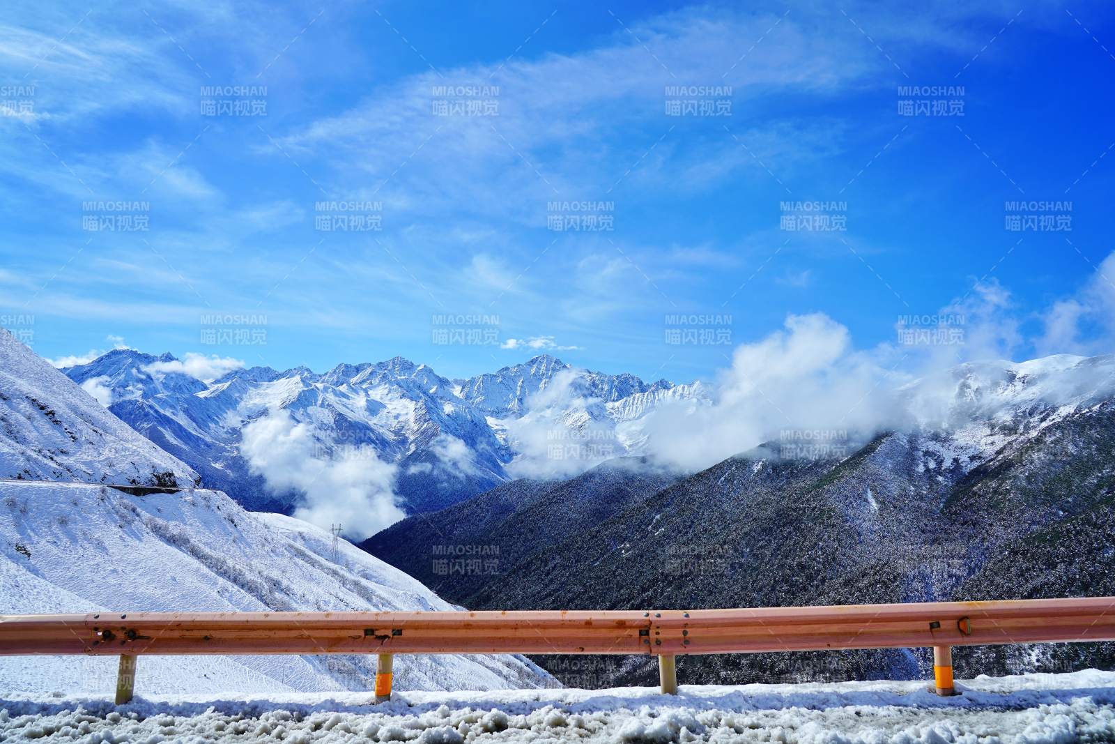 雪山公路风光图片