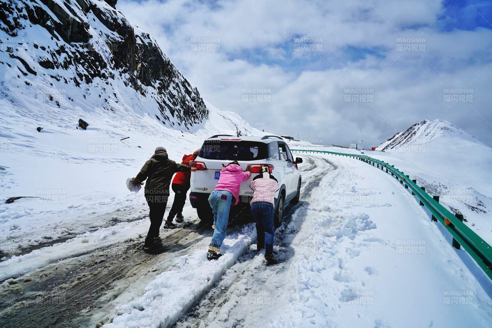 雪地推车前行图片