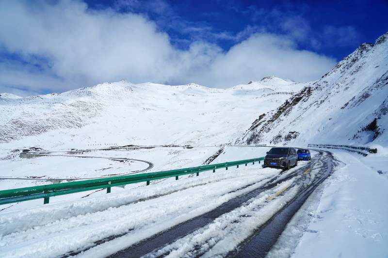 雪域天路行图片