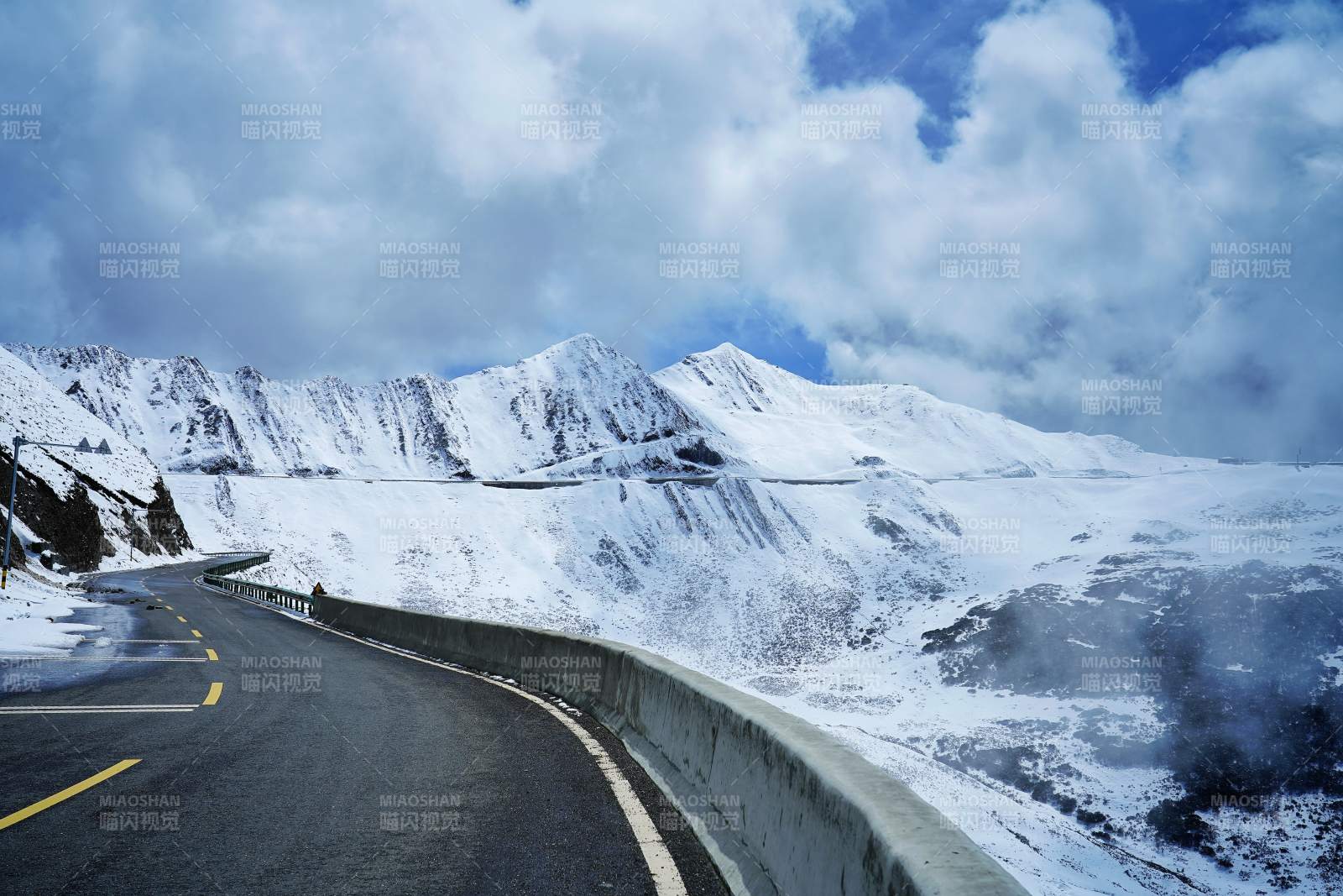 雪山公路蜿蜒前行图片