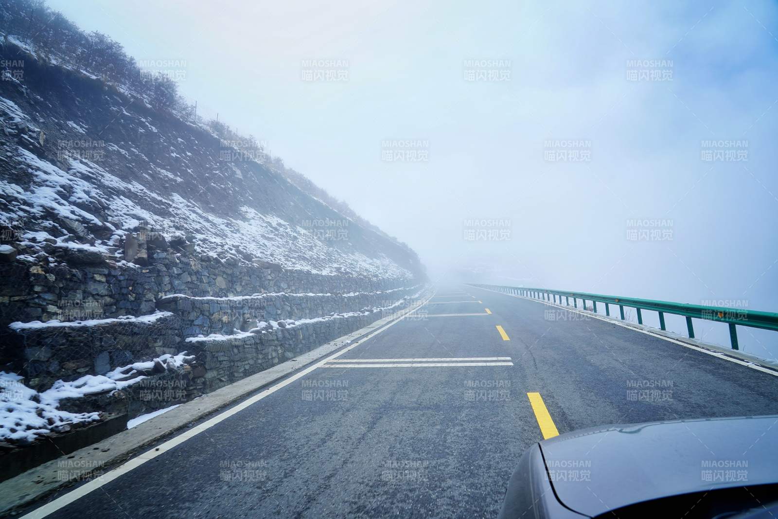 雾中公路前行图片
