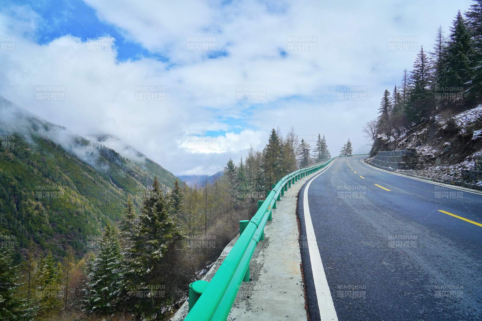 山间公路云雾缭绕图片