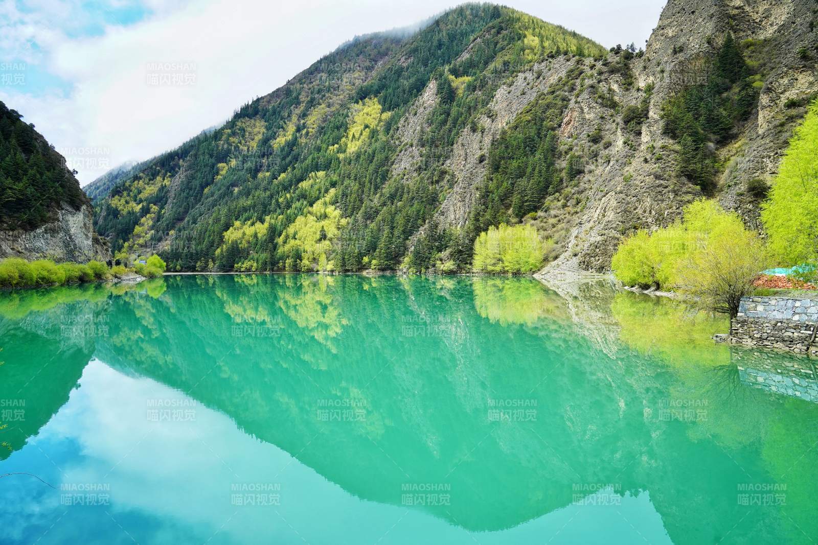 碧湖映山色图片
