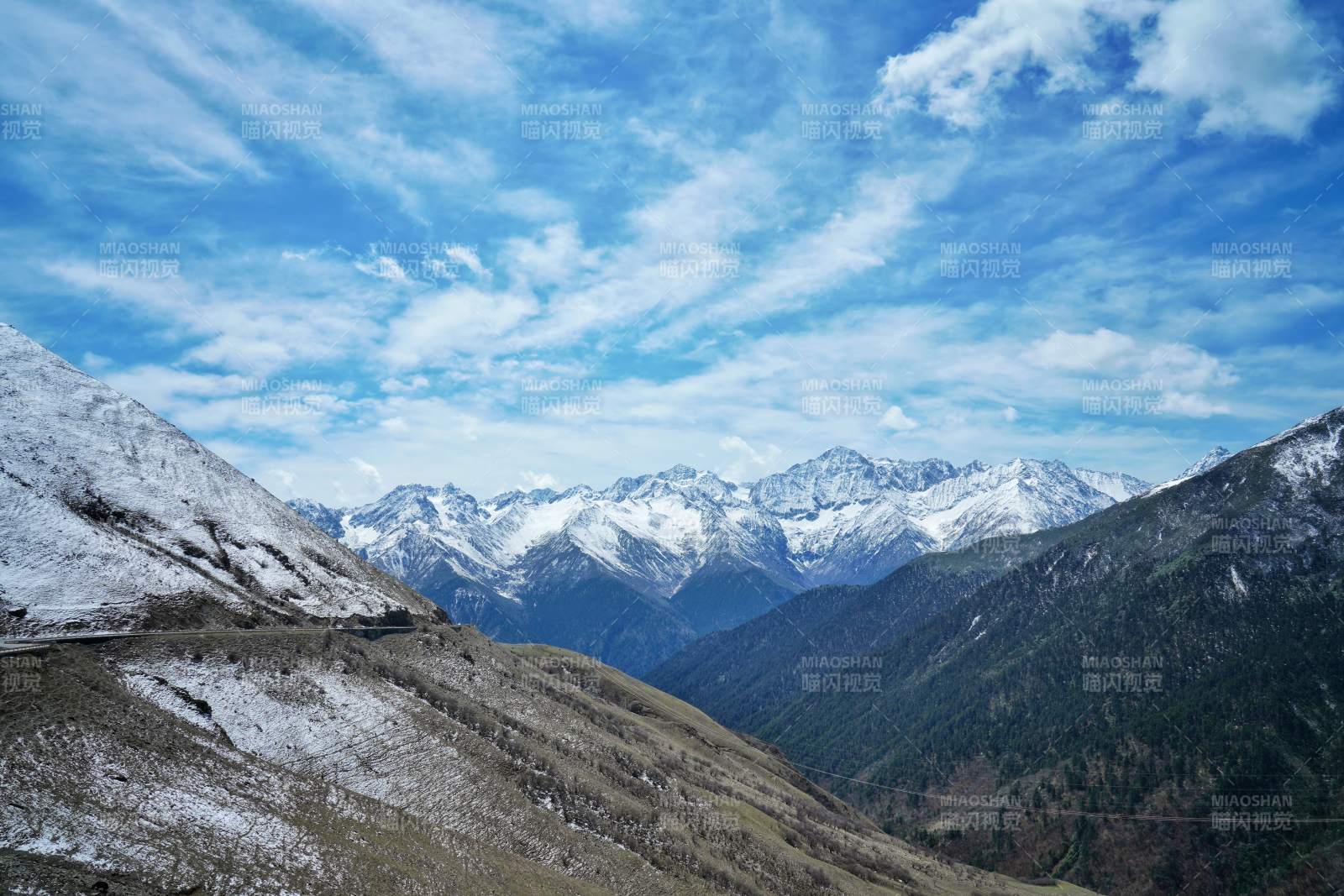 雪山巍峨 蓝天白云图片