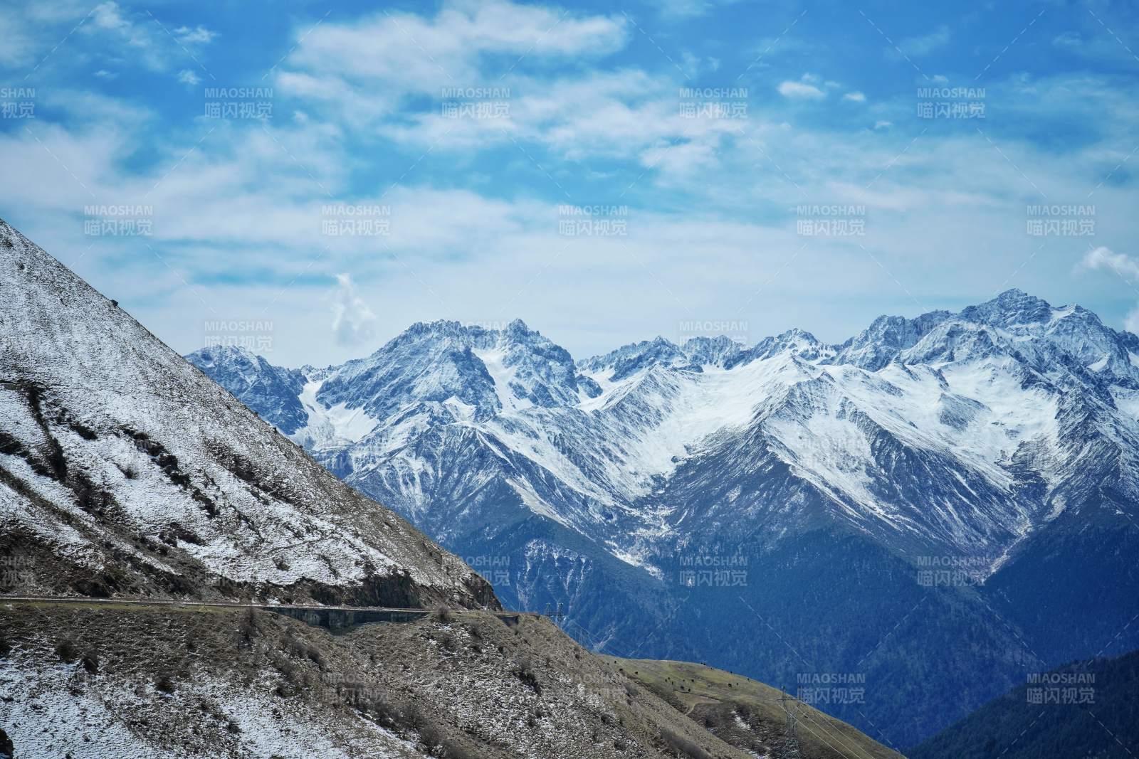 雪山巍峨 云海缭绕图片