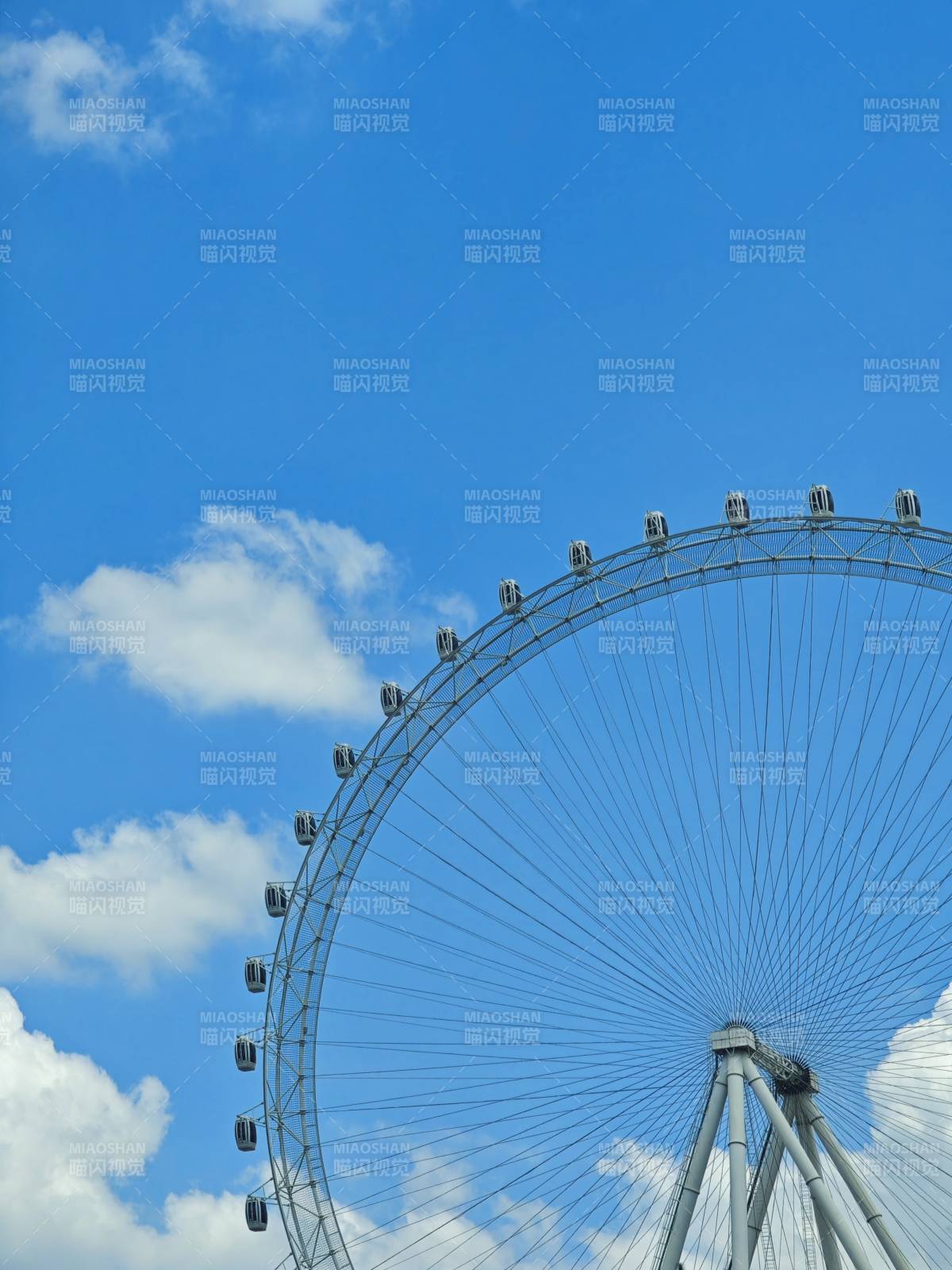 摩天轮蓝天白云图片