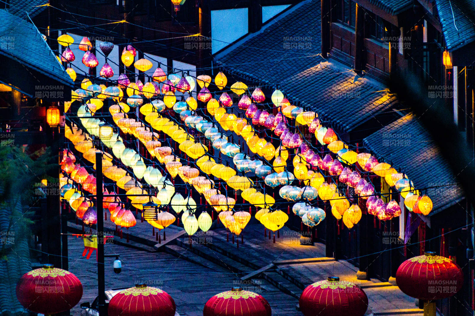 彩灯映古街夜景图片