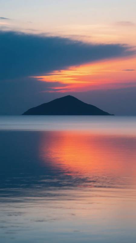 暮色湖山映晚霞图片