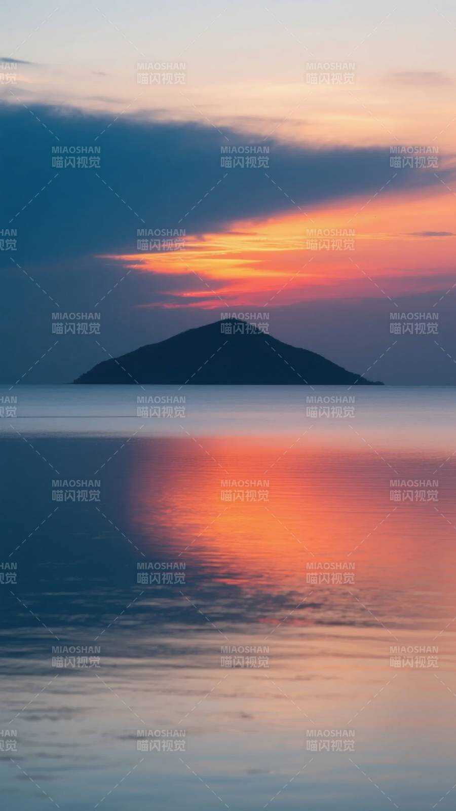 暮色湖山映晚霞图片