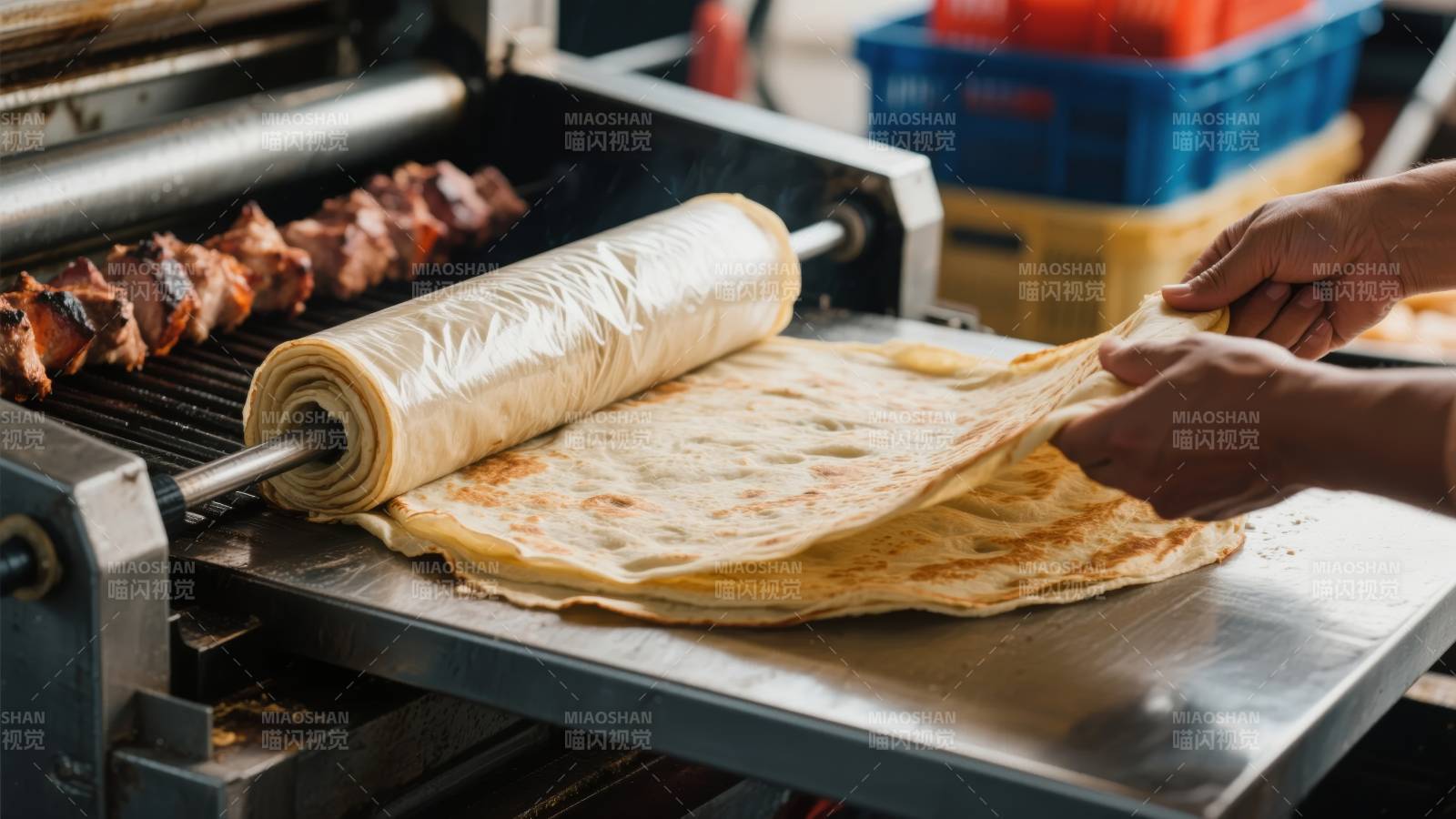 烤肉卷饼制作中图片