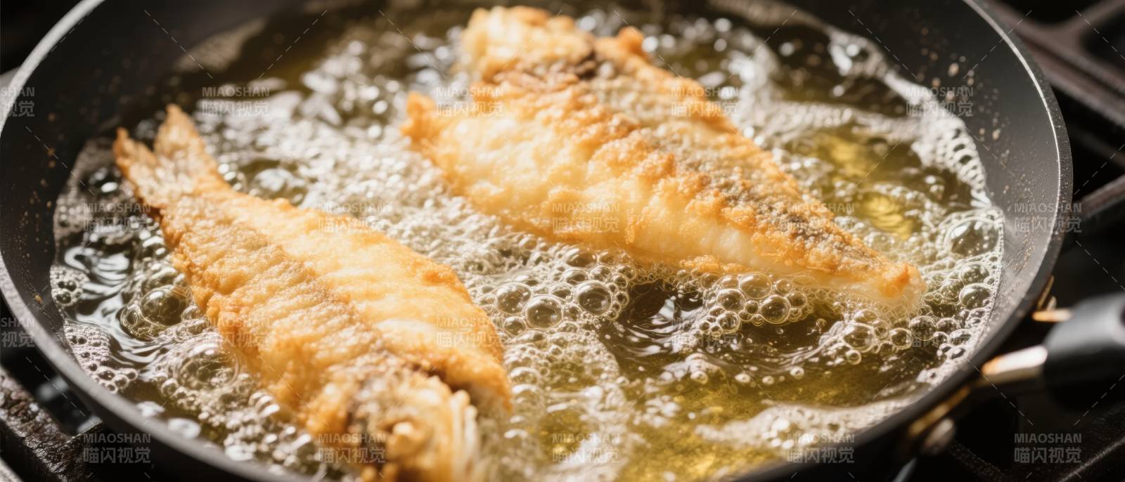 煎鱼滋滋作响图片