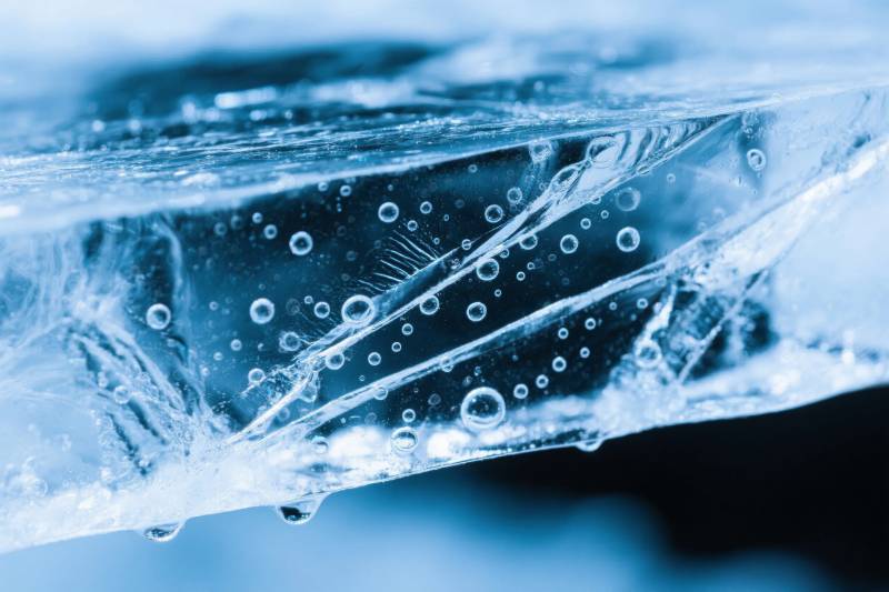 冰晶中的气泡图片