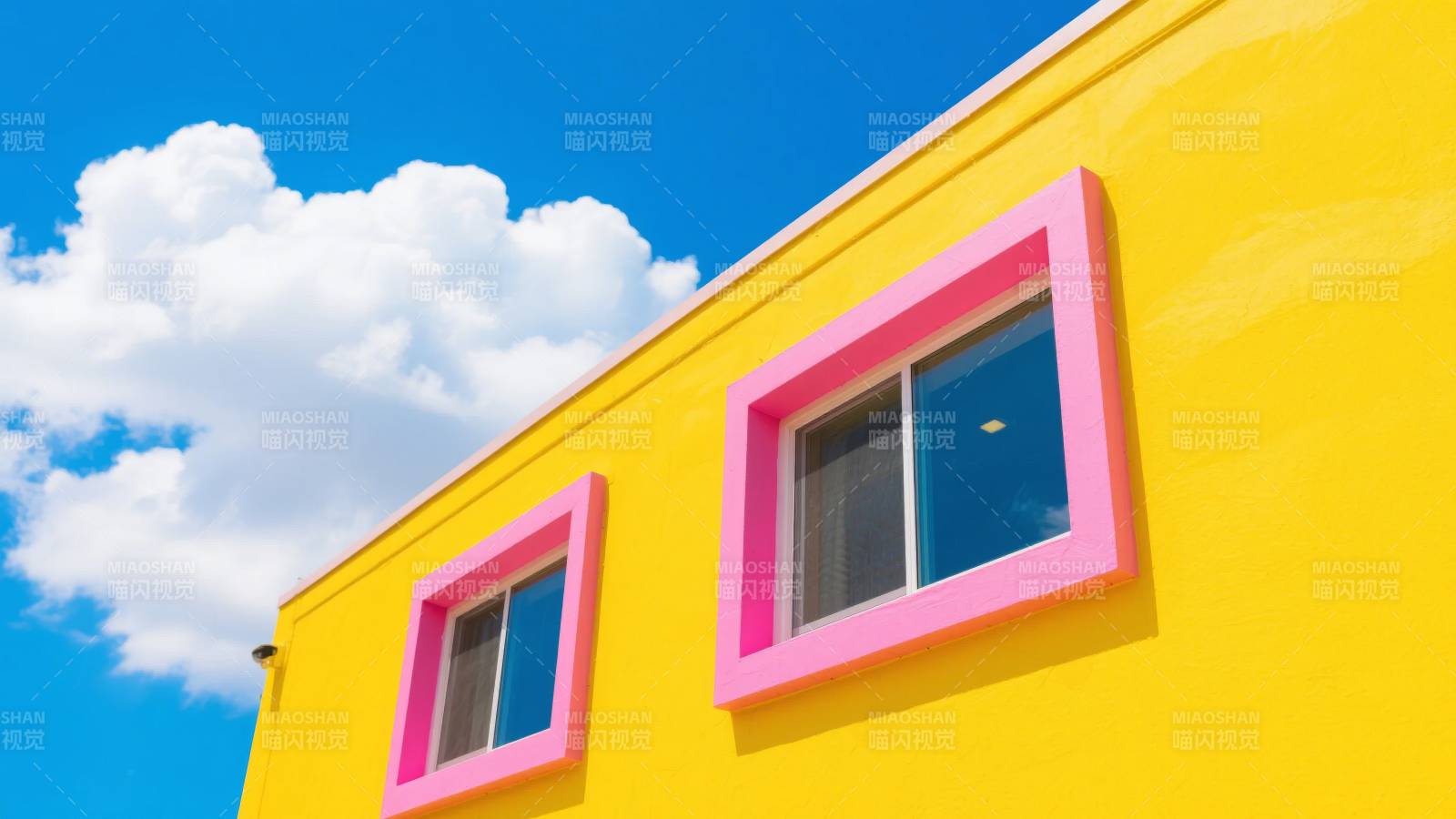 黄墙粉窗蓝天白云图片