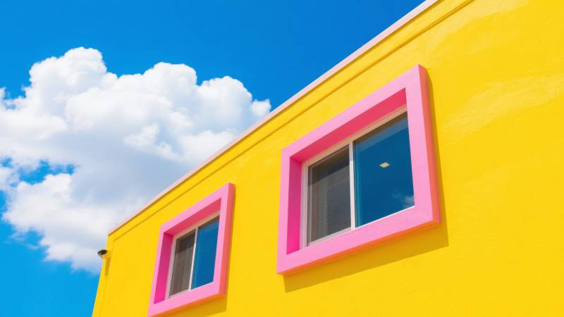 黄墙粉窗蓝天白云图片