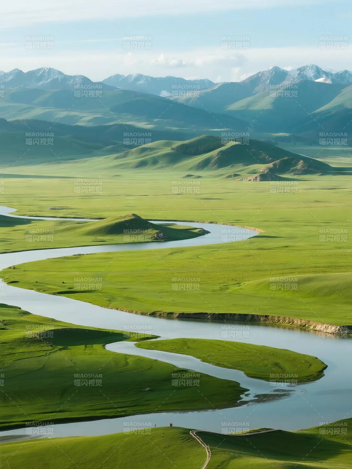 草原蜿蜒河图片