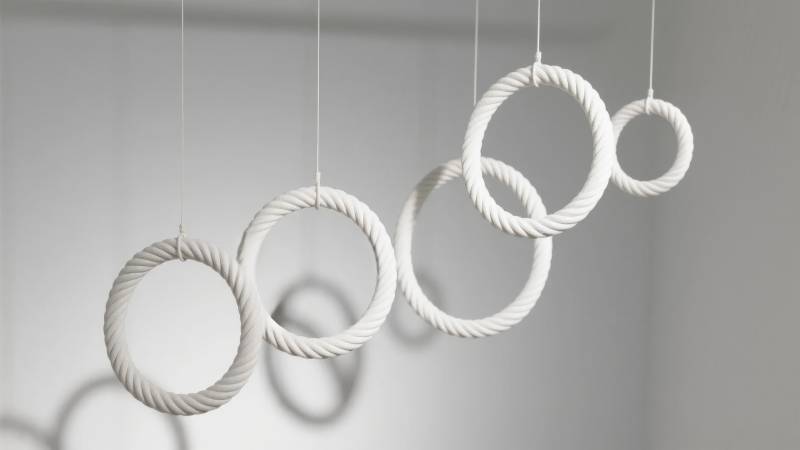 悬挂的白色绳环图片