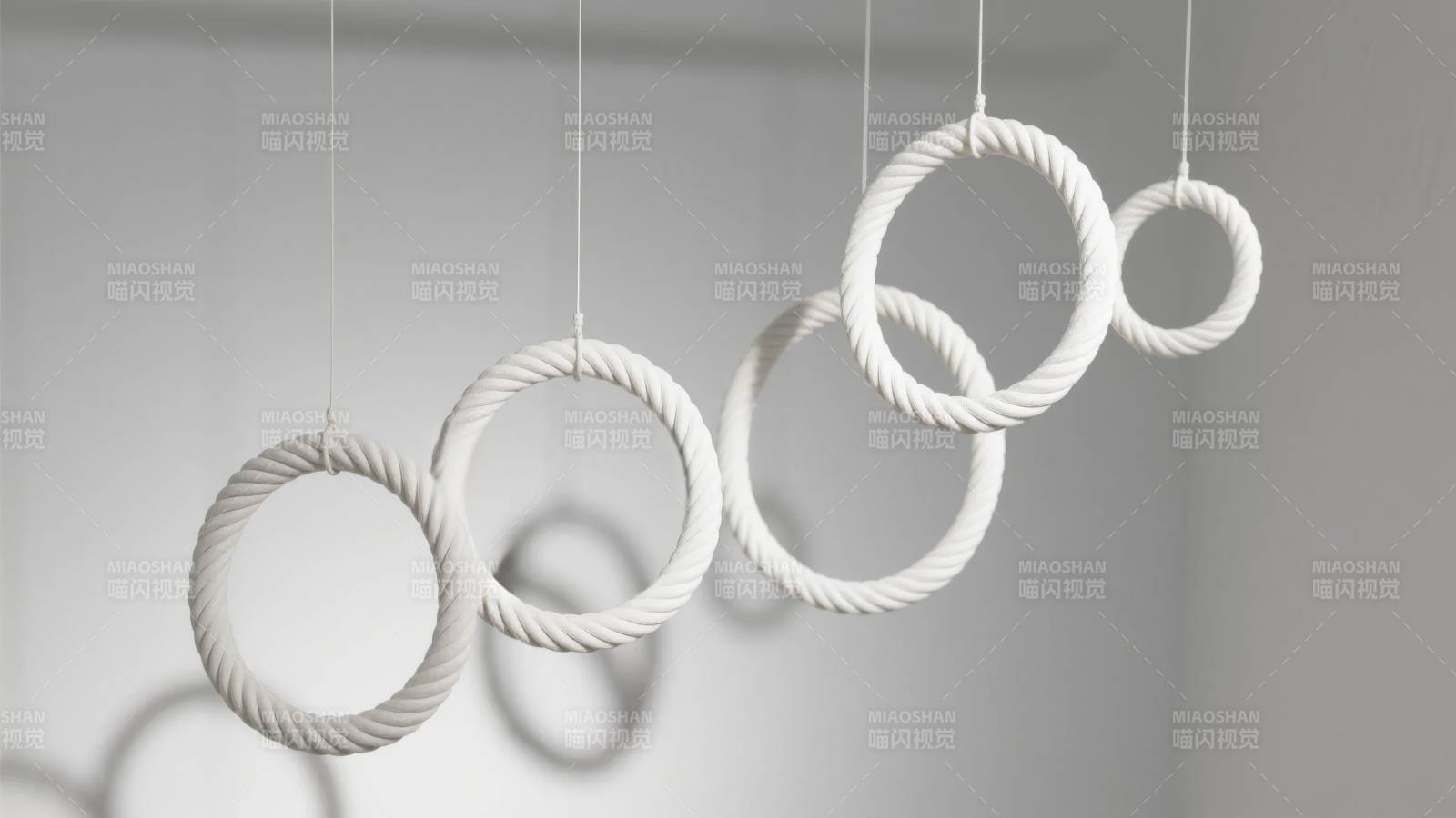 悬挂的白色绳环图片