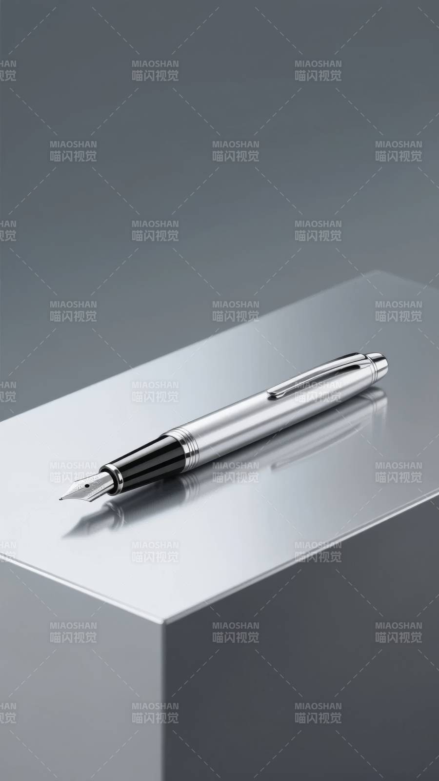 优雅钢笔静置展示图片