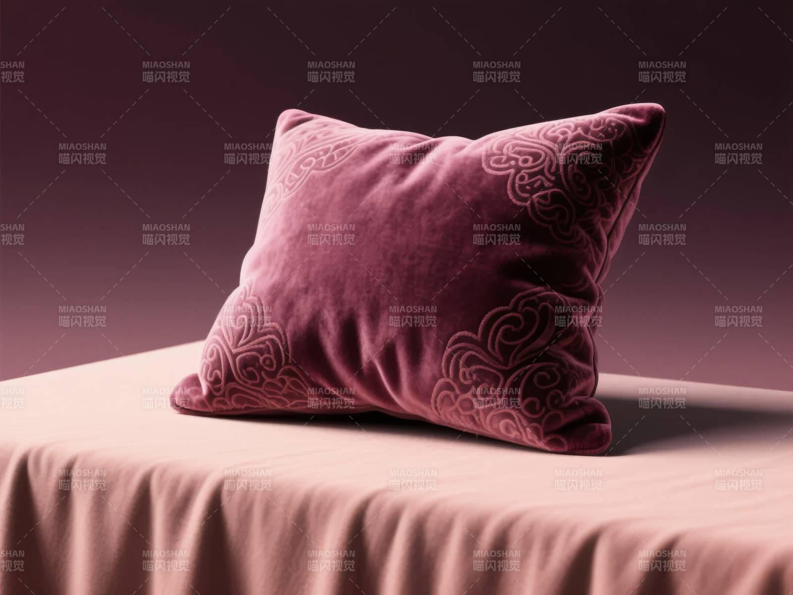 紫绒抱枕静谧雅致图片