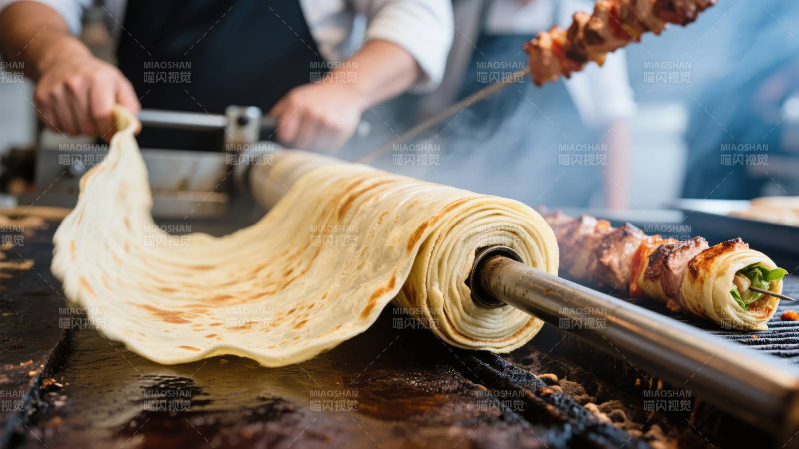 烤肉卷饼制作中图片