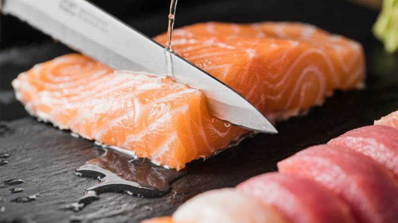 刀切三文鱼刺身图片