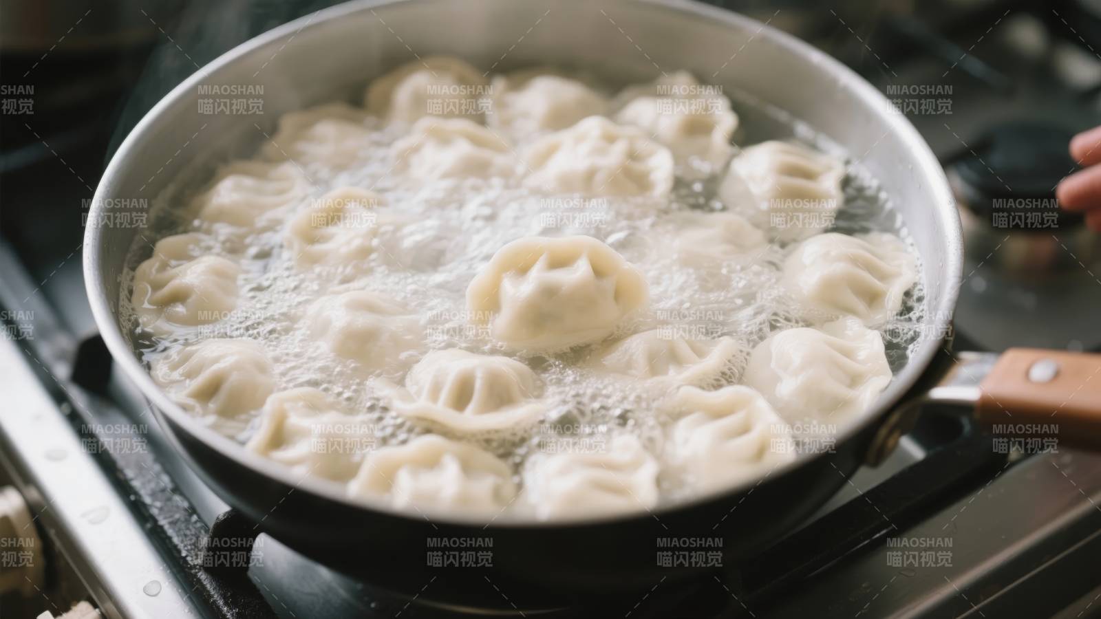 煮饺子沸腾中图片