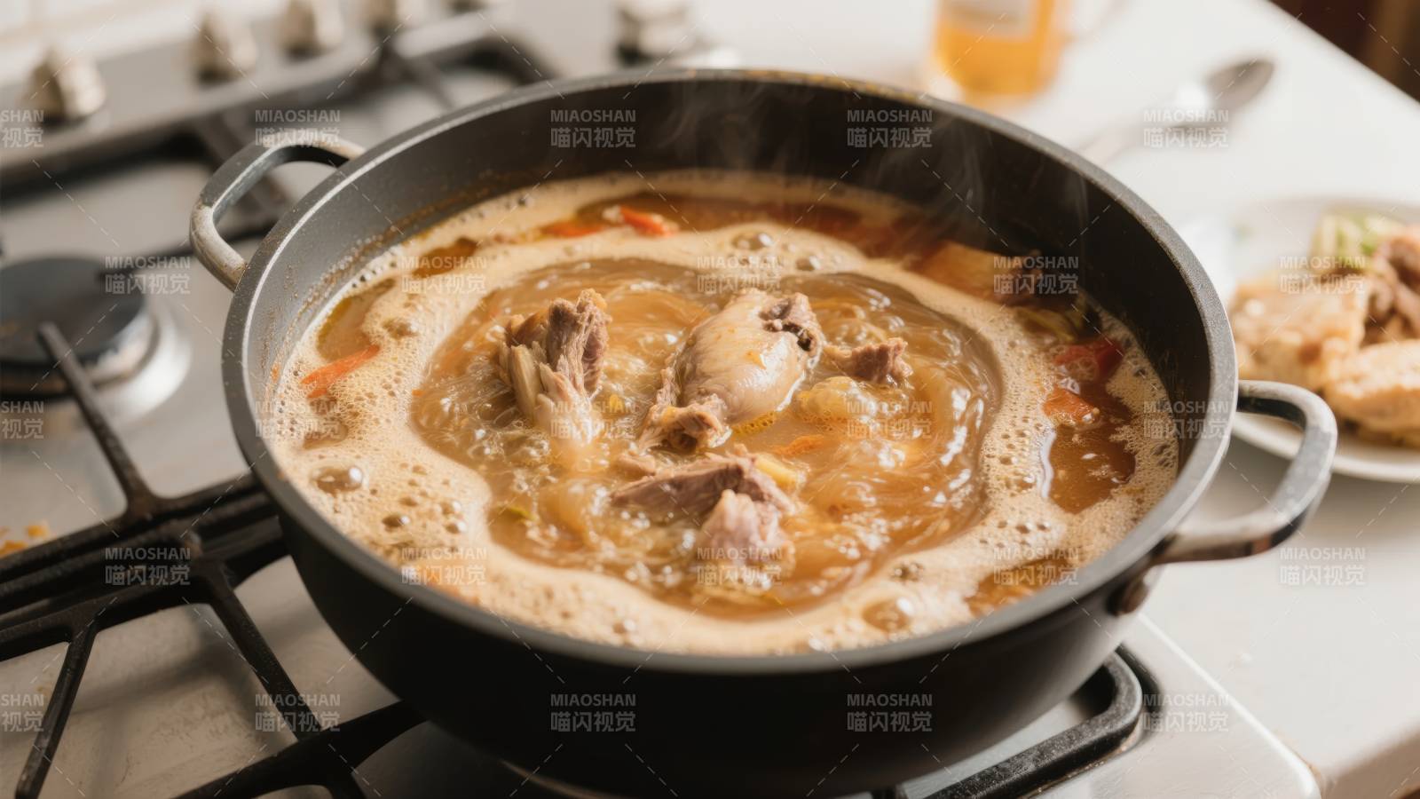 炖鸡汤热气腾腾图片