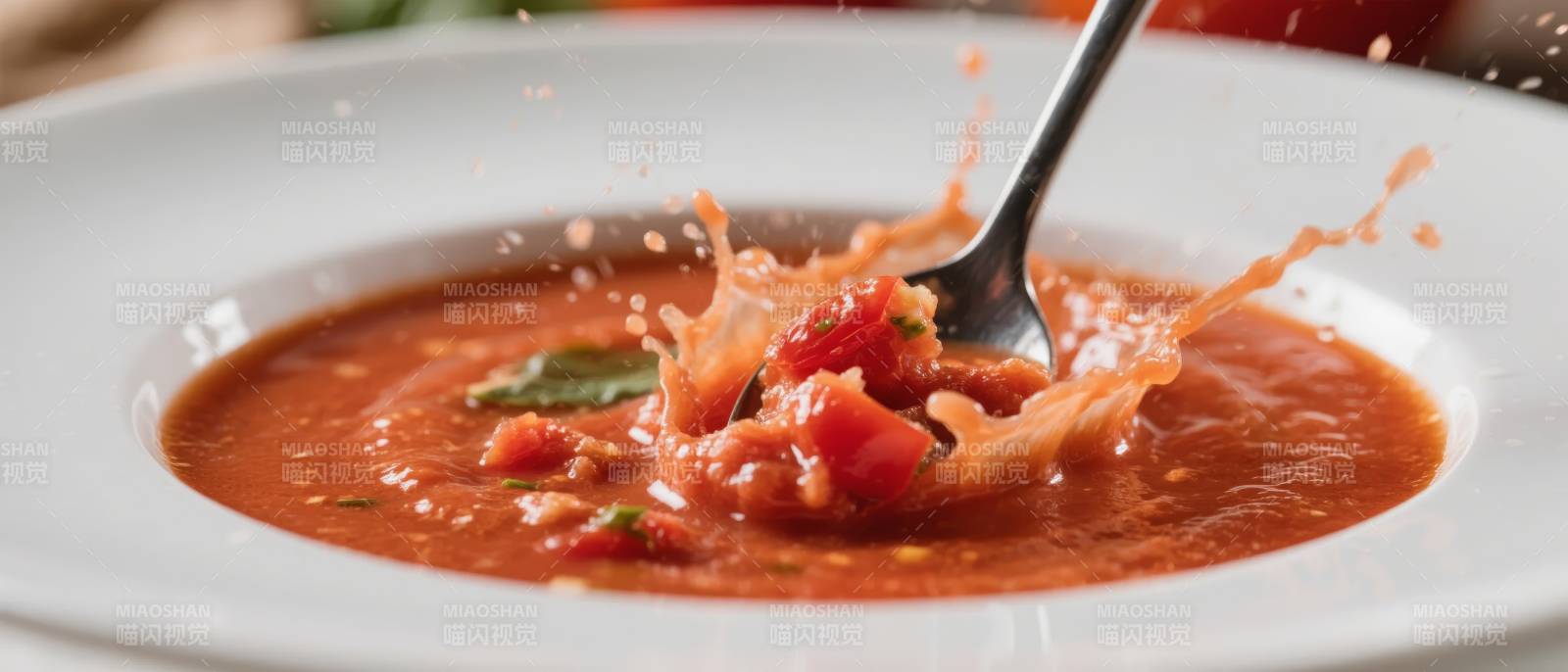 番茄浓汤溅起瞬间图片