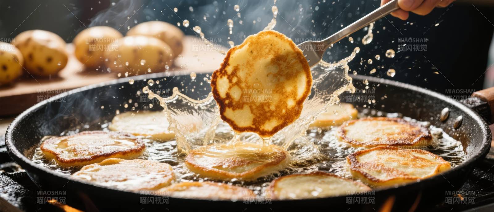 煎土豆片飞溅瞬间图片