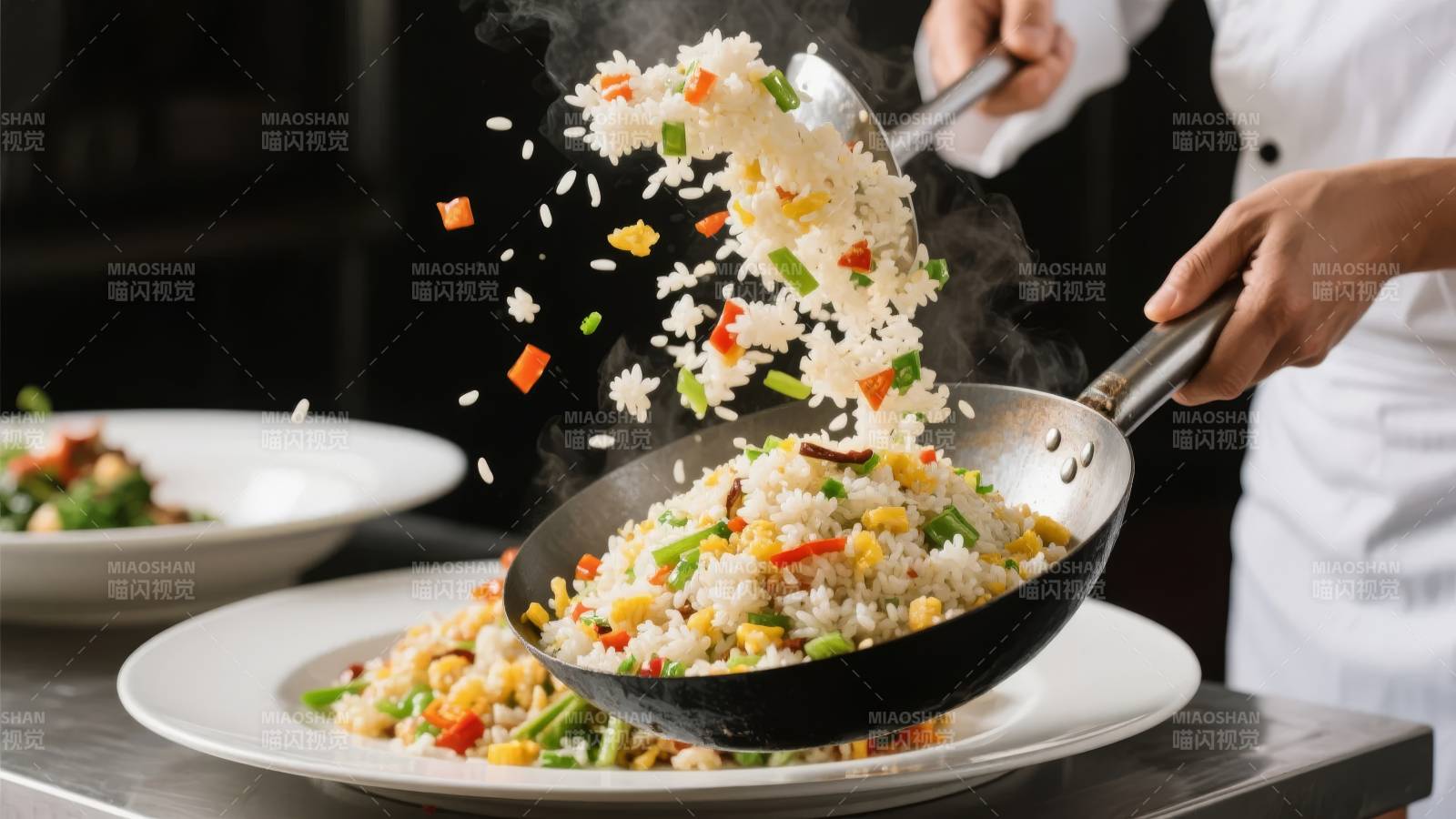 炒饭翻炒瞬间图片