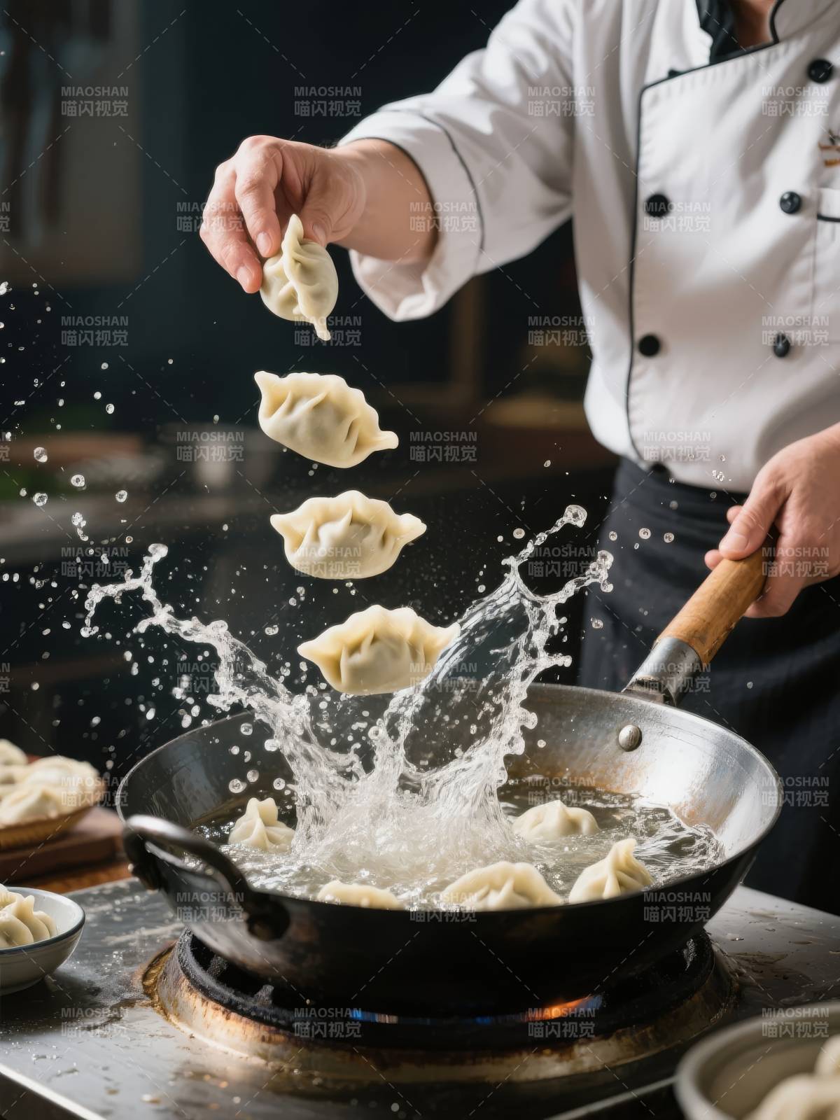 饺子飞溅入锅图片