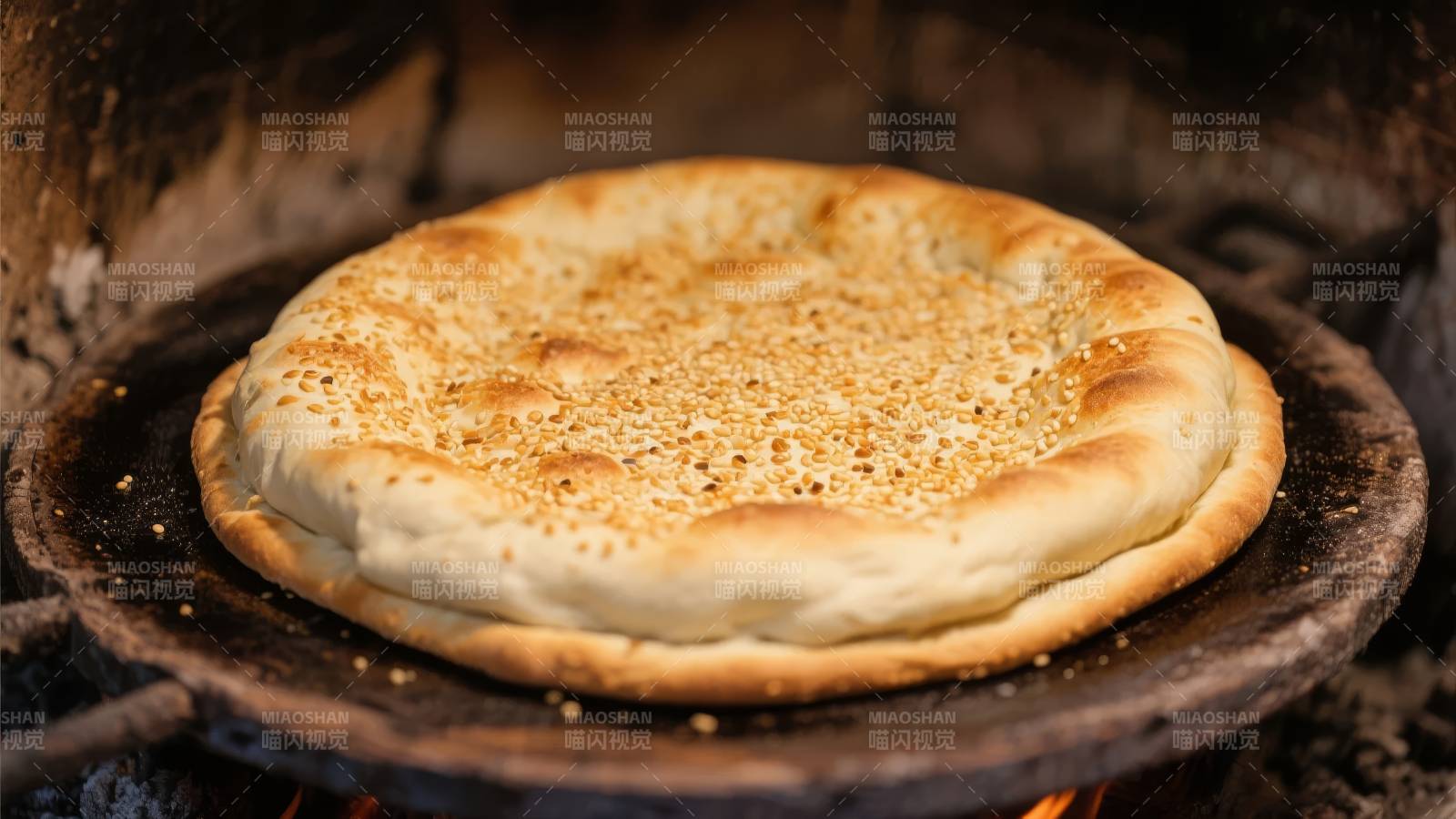 烤炉中的金黄馕饼图片