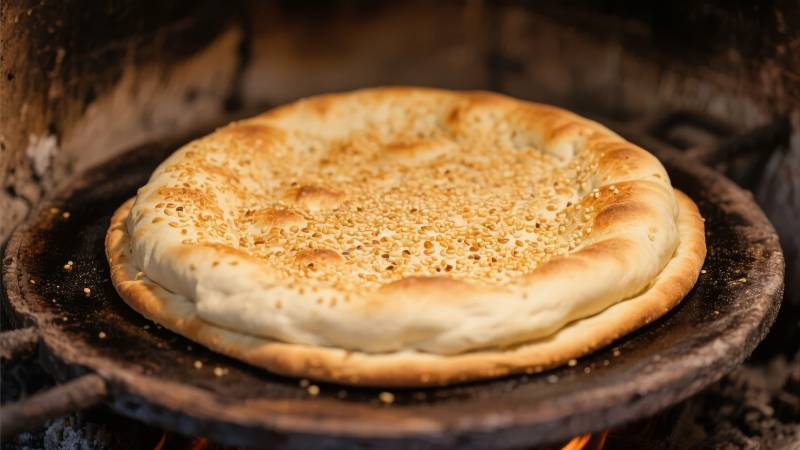 烤炉中的金黄馕饼图片