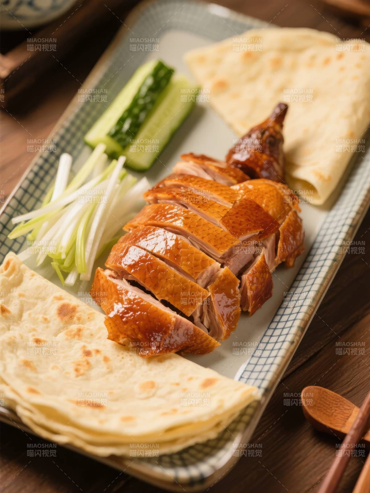 北京烤鸭配薄饼图片