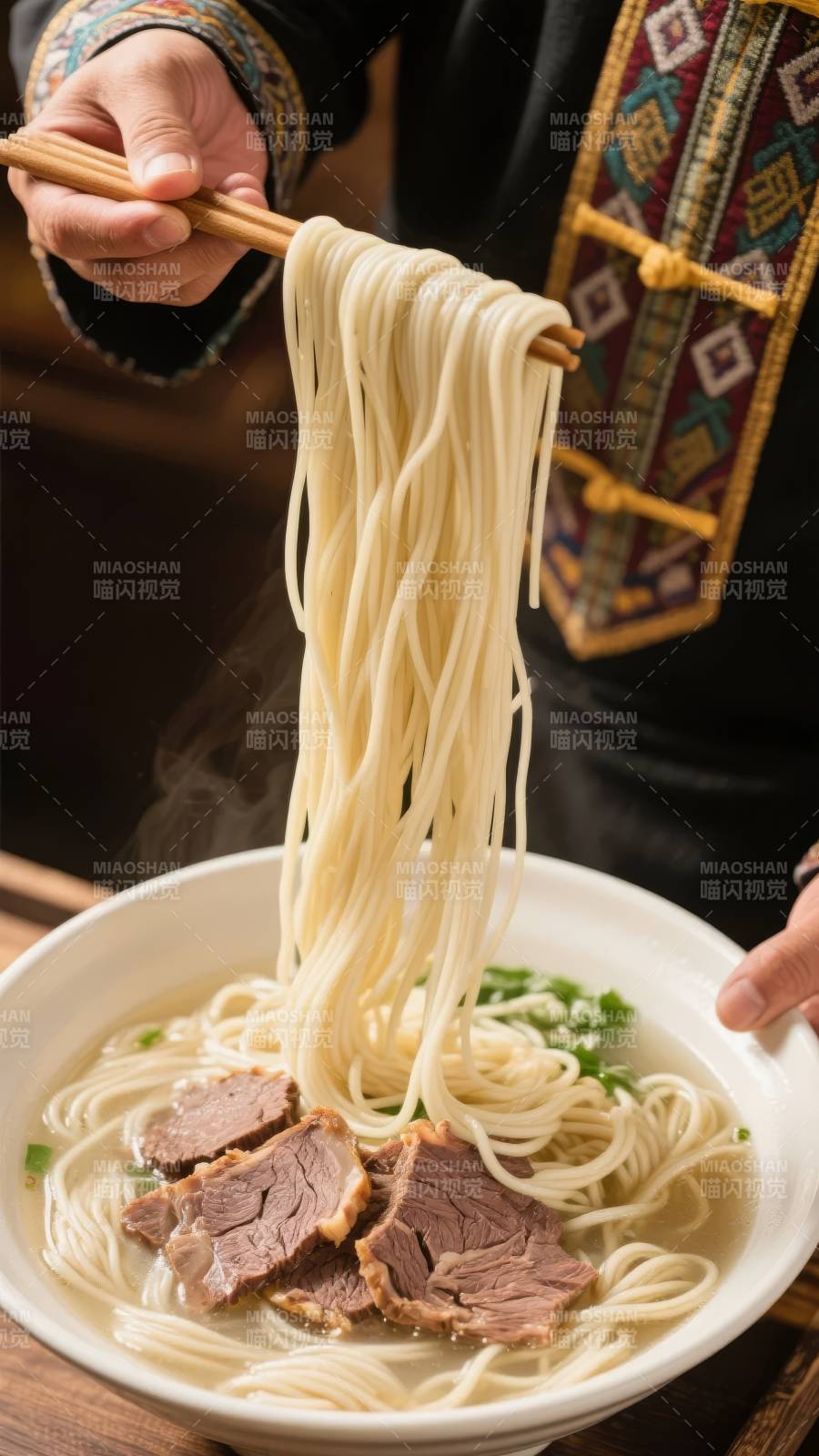 热腾腾的牛肉面图片