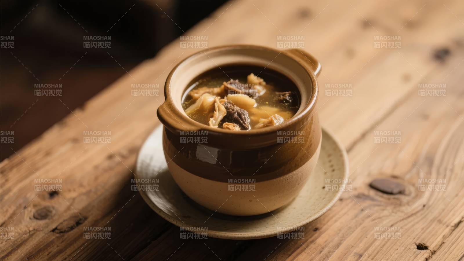 暖心汤品 木桌静享图片