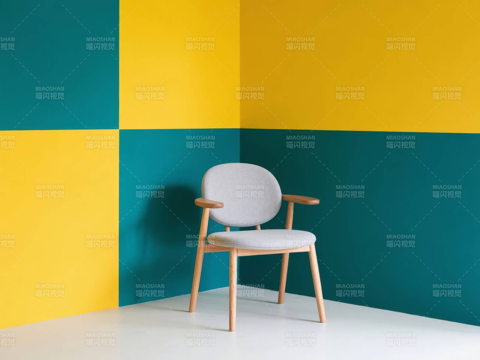 黄绿墙角的简约椅图片
