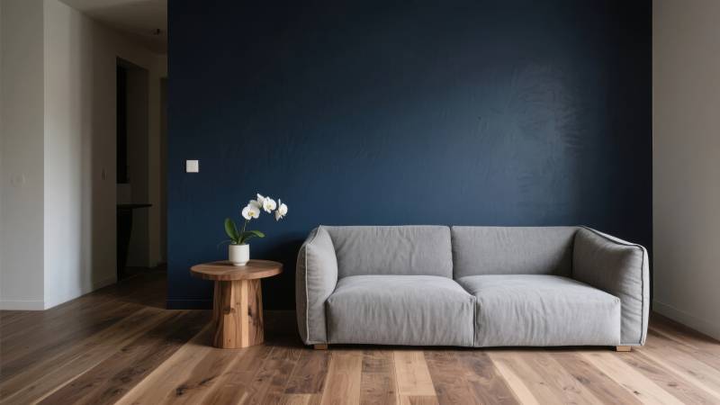 简约客厅 灰沙发配深蓝墙图片