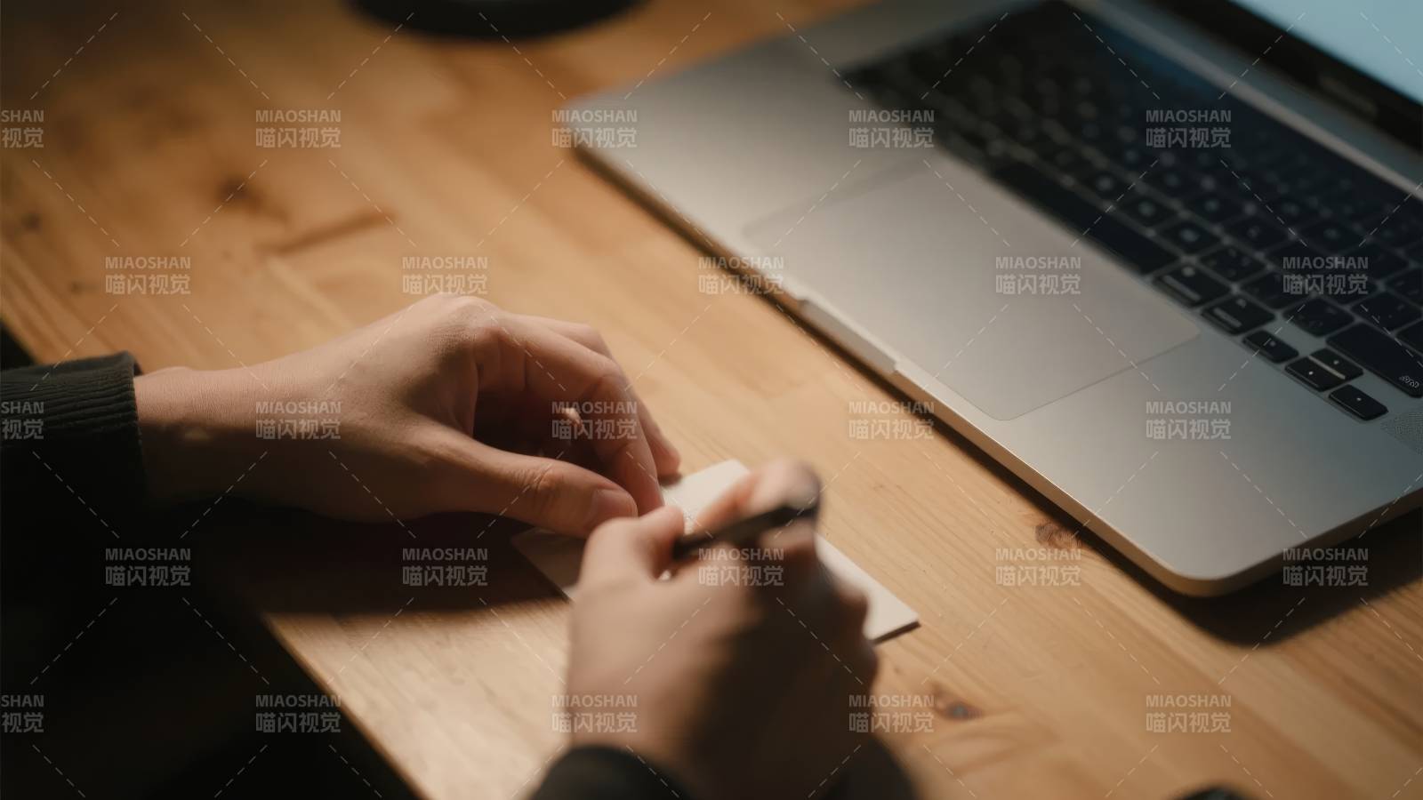 手写便签旁的笔记本电脑图片