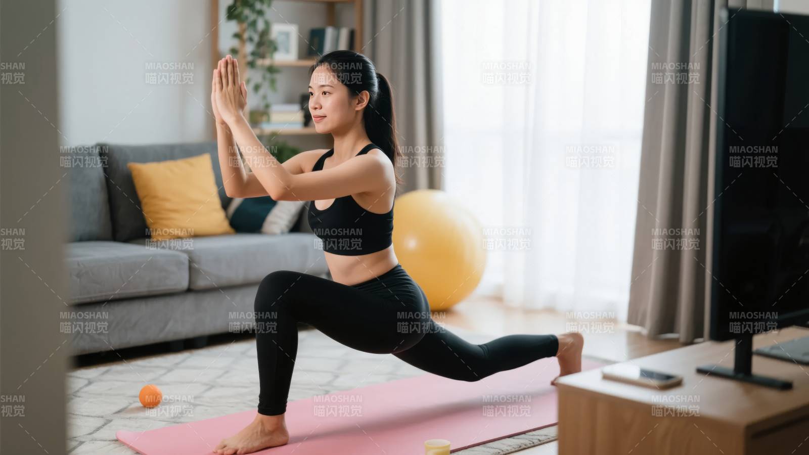 居家瑜伽练习图片