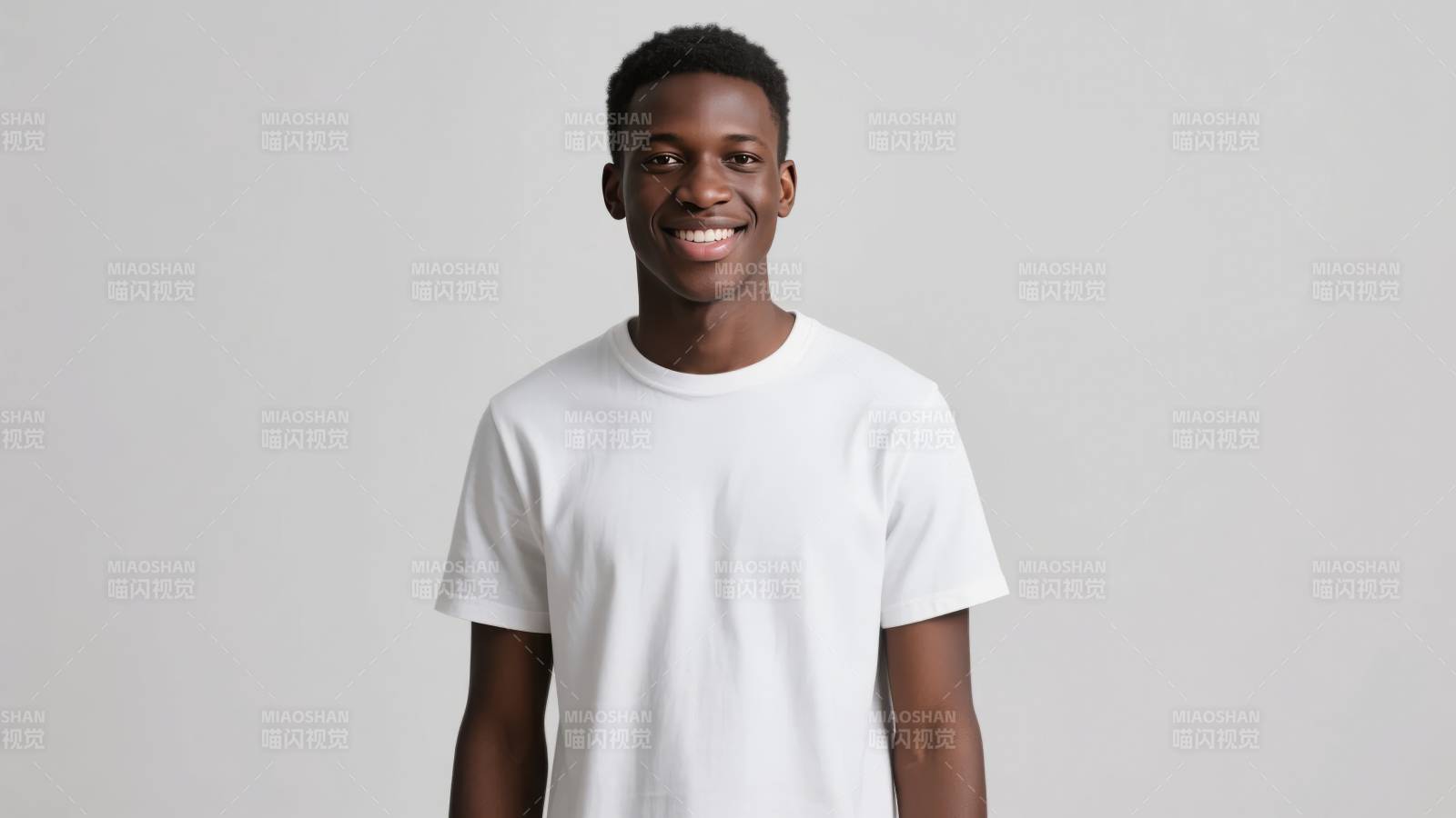 微笑青年穿白T恤图片