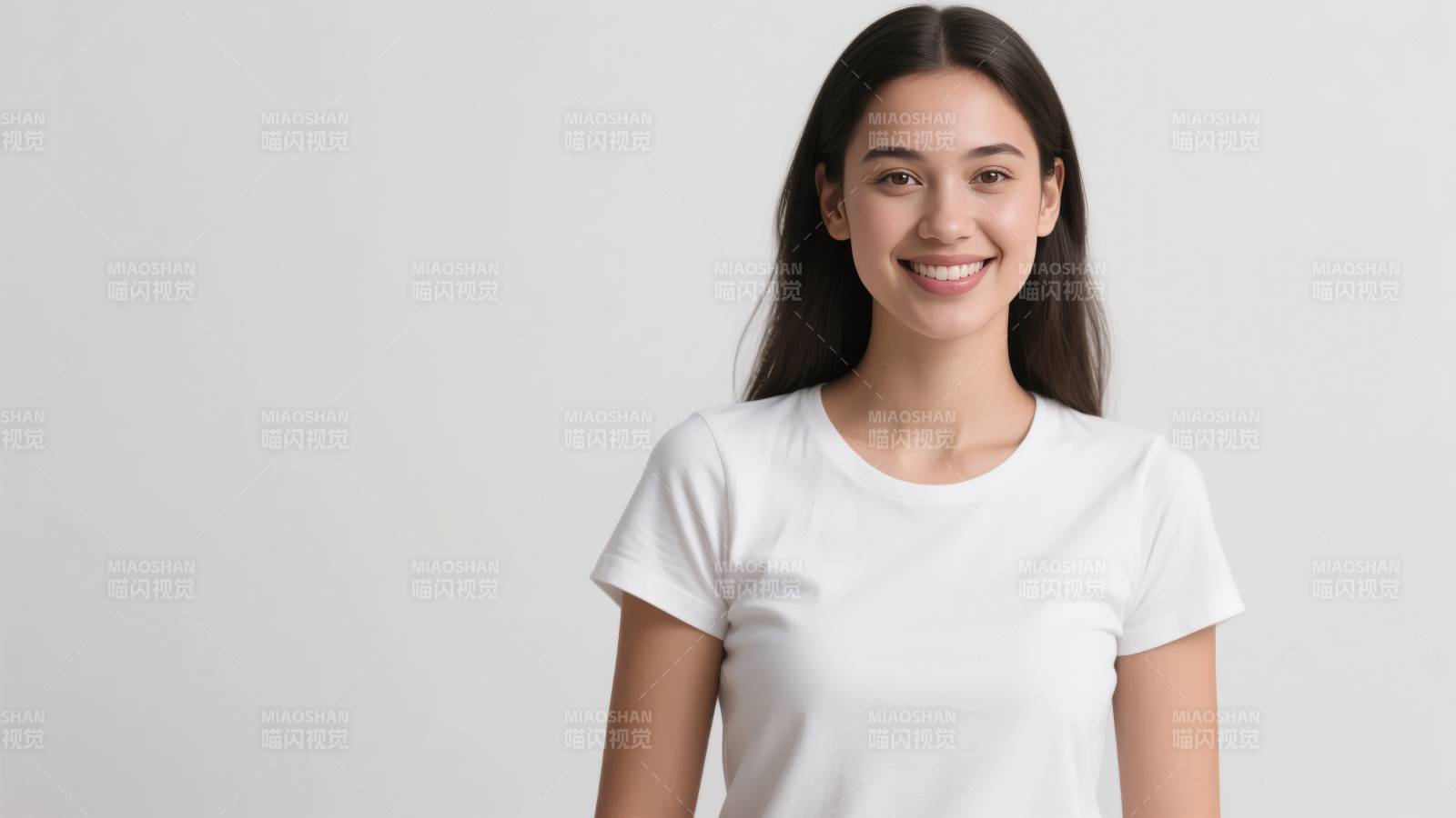 微笑女孩穿白T恤图片