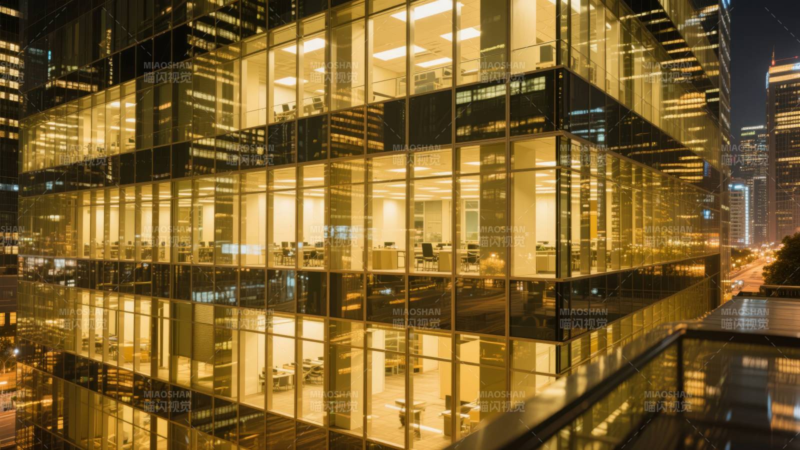 夜幕下的现代办公楼图片
