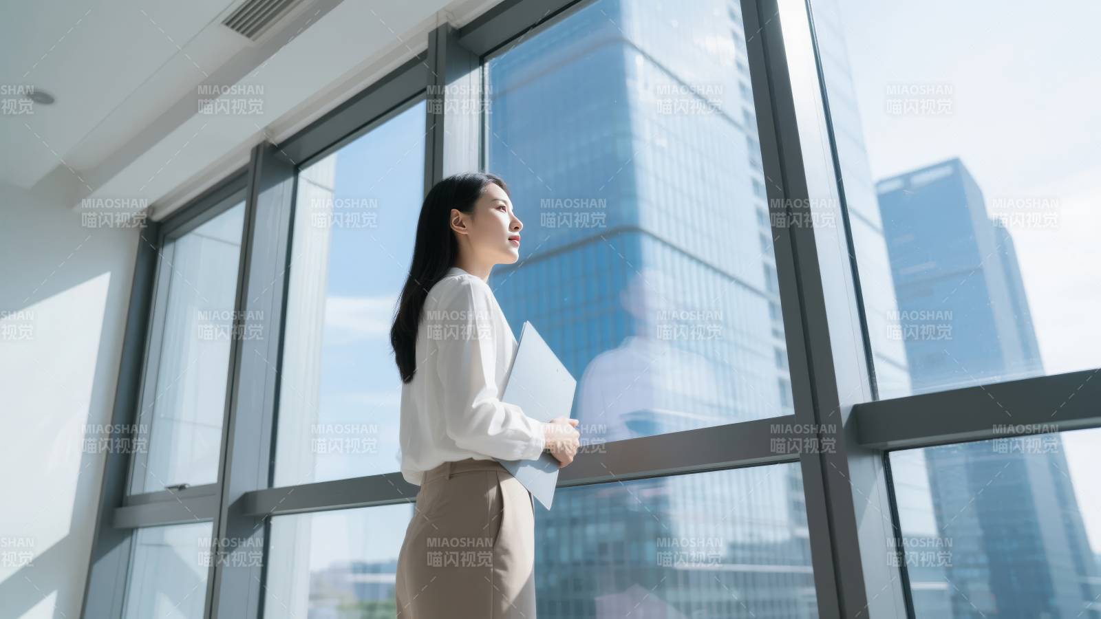职场女性望窗外图片