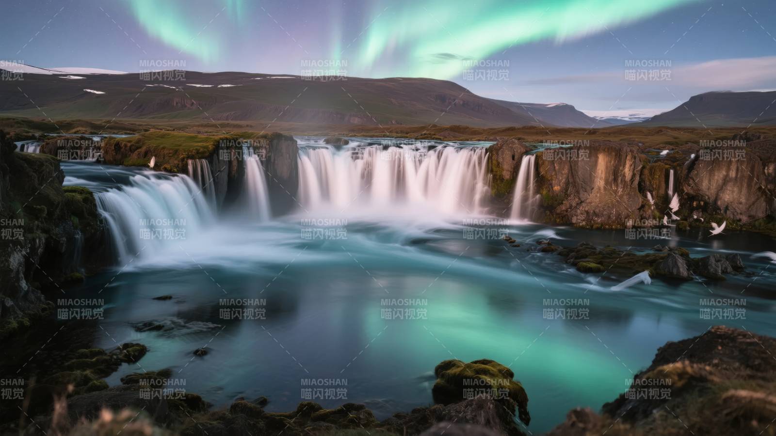 极光下的瀑布奇景图片