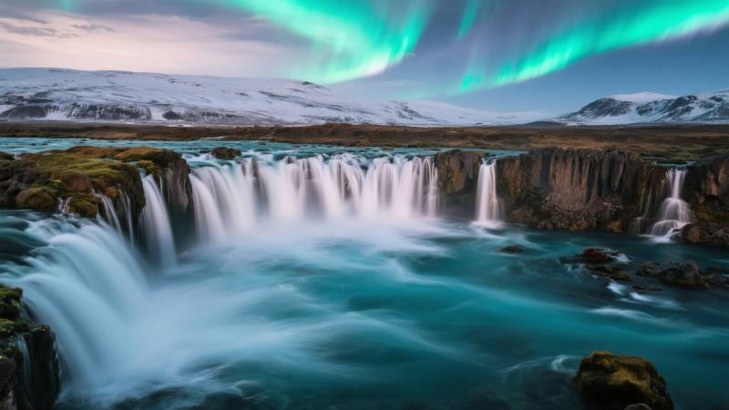极光下的瀑布奇景图片
