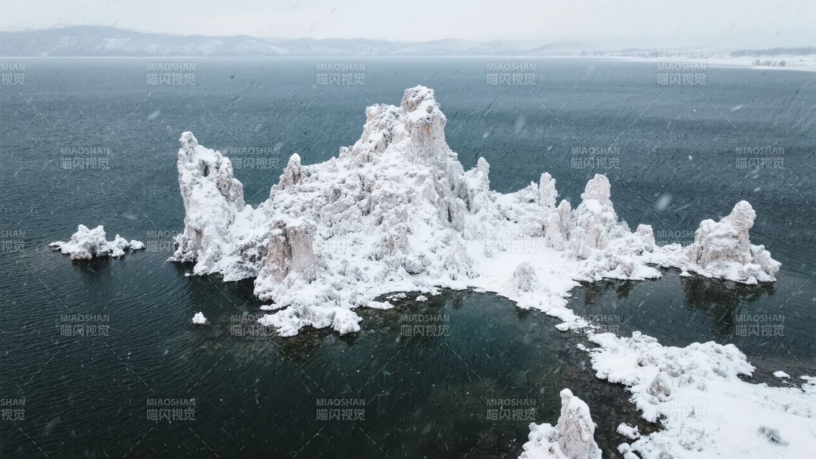 雪覆湖心奇石图片