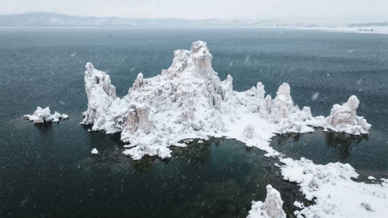 雪覆湖心奇石图片