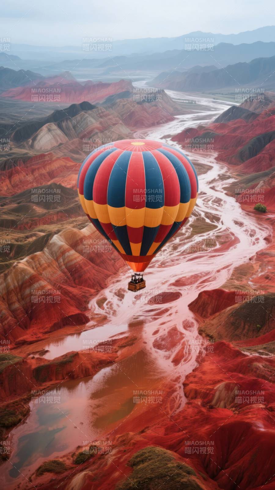 热气球飞越彩丘图片