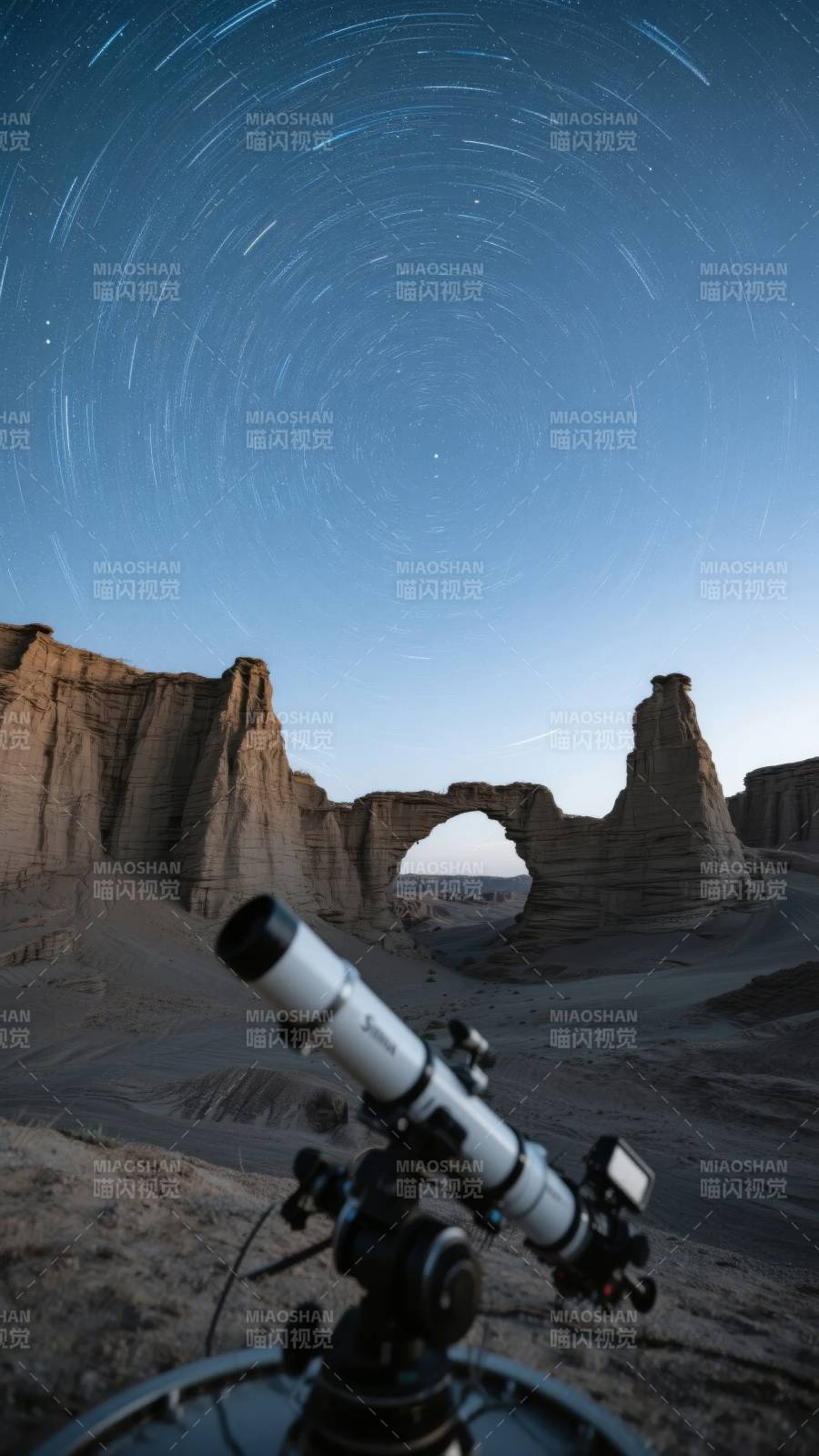 星轨下的沙漠奇观图片